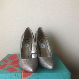Guess Pumps